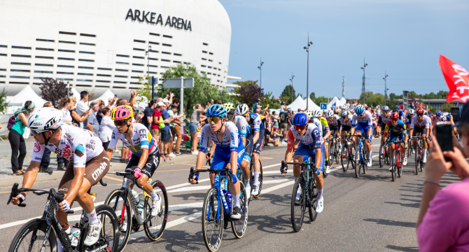 Coureurs du tour de france devant la salle de l'arena