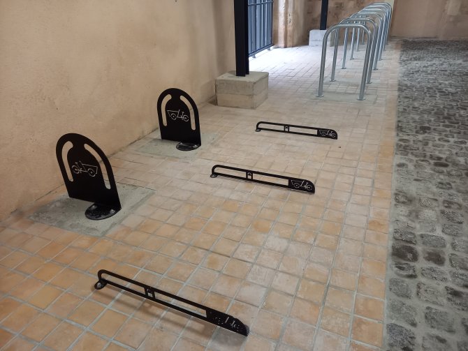 Rack vélo cargo dans la bicycletterie rue du Cloitre
