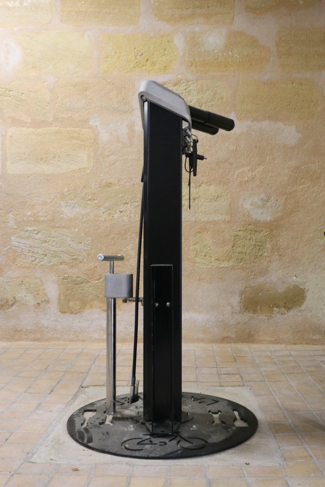 Pompe à vélo de la bicycletterie de la rue du Cloitre